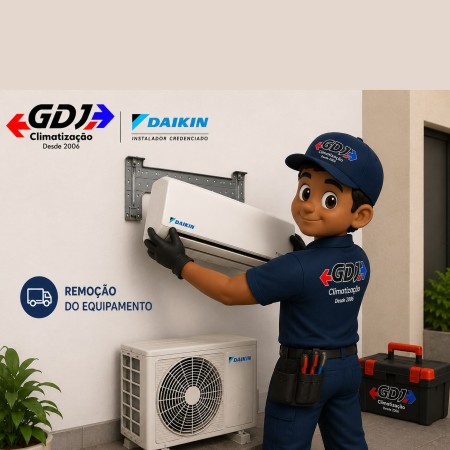 Técnico da GDJ Climatização removendo a unidade de ar-condicionado split