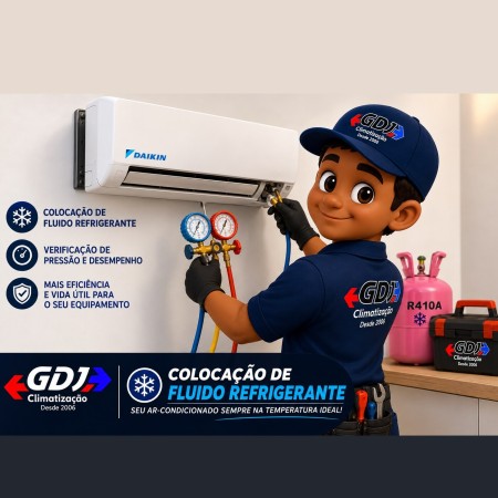 Técnico da GDJ Climatização fazendo a carga de gás (fluido refrigerante) em ar-condicionado split